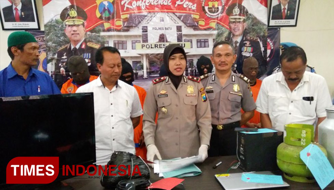 Wakapolres Batu Kompol Nurmala (berhijab) saat rilis hasil Operasi Sikat 2 Semeru 2017 di Ruang Rupatama, Mapolres Batu, Rabu (20/12/2017). (FOTO: Ferry/TIMES Indonesia)