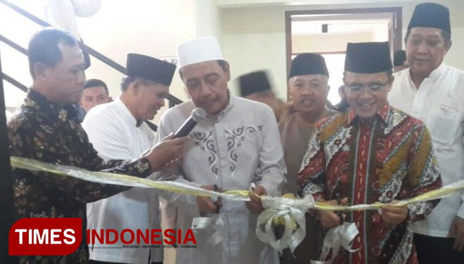 KH Mutawakkil Alallah bersama Bupati Azwar Anas saat prosesi gunting pita Gedung PCNU Banyuwangi di Jalan Ahmad Yani (FOTO: Hafil Ahmad/TIMES Indonesia)