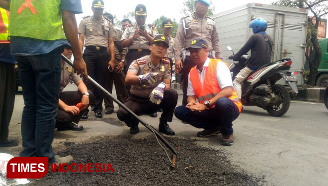 Kapolresta Sidoarjo, Kombespol Himawan Bayu Aji saat membatu menambal jalan (FOTO: Mulya Andika/TIMES Indonesia)
