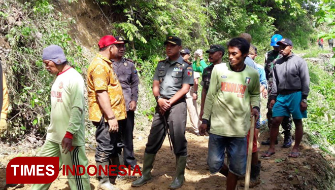 Komandan Kodim (Dandim) 0827/Sumenep, Letkol Inf. Budi Santosa ketika meninjau lokasi longsor di Desa Basoka. (Foto: Busri Toha/TIMESIndonesia)