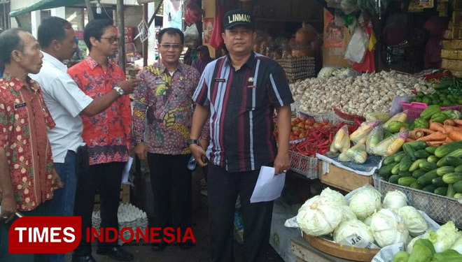 Tim Pengendalian Inflasi Daerah (TPID) saat memantau harga komoditas pangan di sejumlah pasar tradisional di Kabupaten Bangkalan. (FOTO: Doni Heriyanto/TIMES Indonesia)