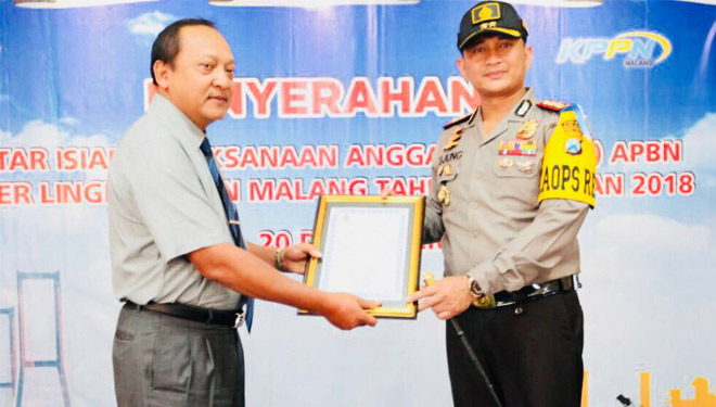 Kapolres Malang AKBP Yade Setiawan Ujung saat menerima penghargaan dari Kepala KPPN Malang, Susanto. (FOTO: Istimewa)