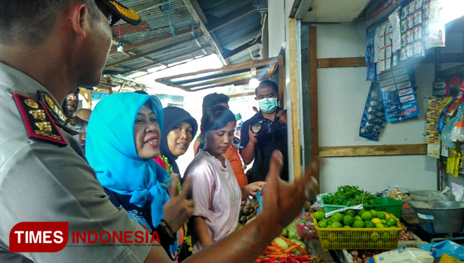 Kapolres Situbondo, AKBP Sigit Dany Setiyono, melakukan inspeksi mendadak (sidak) di sejumlah pasar tradisional wilayah Kota Situbondo, Jumat (22/12/2017) (FOTO: Fawaid Aziz /Timesindonesia) 