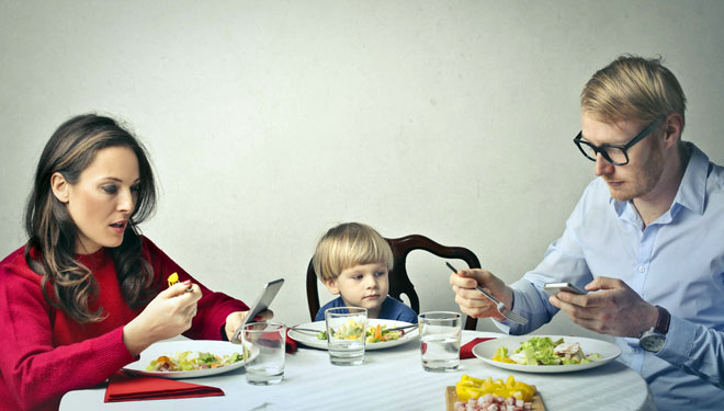 ILUSTRASI -  orangtua dan gawai. (FOTO: Getty Images/iStockPhoto)