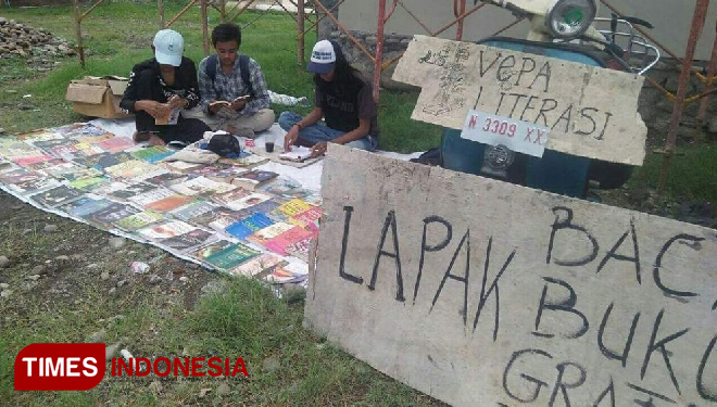 Lapak buku yang dibuat komunitas Vespa di kampus UNUJA (FOTO: Iqbal/TIMES Indonesia)