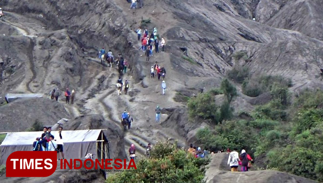 ILUSTRASI: Suasana pengunjung di Gunung Bromo saat liburan (FOTO: Dok. TIMES Indonesia)