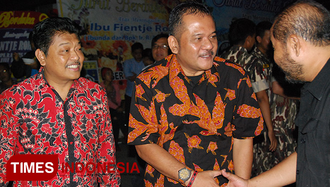 Anggota DPR RI Komisi XI Andreas Eddy didampingi Ketua PD XIII GM FKPPI Agoes Soerjanto saat menghadiri peringatan tujuh hari wafatnya Fientje Roring Soenardi. (FOTO: Imad/TIMES Indonesia)