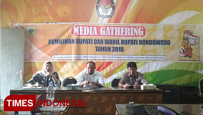 Dua komisioner KPU Lilik Ernawati dan Junaidi SH saat media gathering dengan jurnalis Bondowoso. (FOTO: Sofy/TIMES Indonesia)