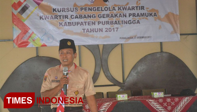 Doriyanto SPd, pelatih Pramuka Kwarcab Purbalingga sedang mengisi materi tentang Sistem Admimistrasi Kwartir, Rabu (27/12/2017) (FOTO: Ginanjar For Purbalingga TIMES)