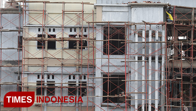 Pembangunan gedung Pendidikan Kompleks EDC. (FOTO: Sofy/TIMES Indonesia)