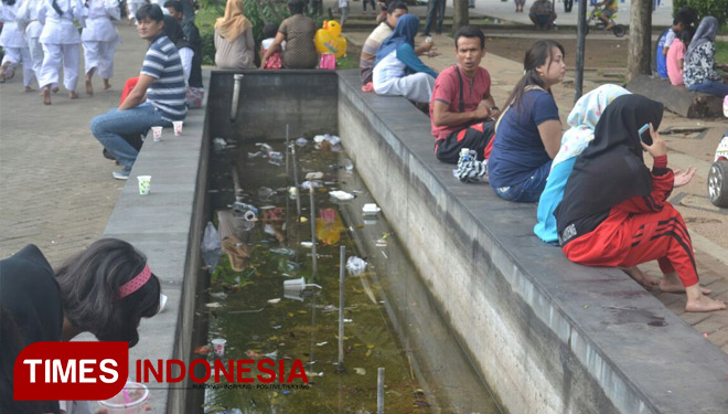 Kolam ikan di RTH Maron yang dipenuhi sampah. (FOTO: Erwin Wahyudi/TIMES Indonesia)