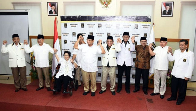 Isran Noor (kedua dari kanan) dan Hadi Mulyadi (paling kanan) berfoto bersama petinggi partai koalisi dan 4 cagub/cawagub yang diusung dalam Pilkada 2018 di kantor DPP PKS Jakarta. (FOTO: Istimewa)