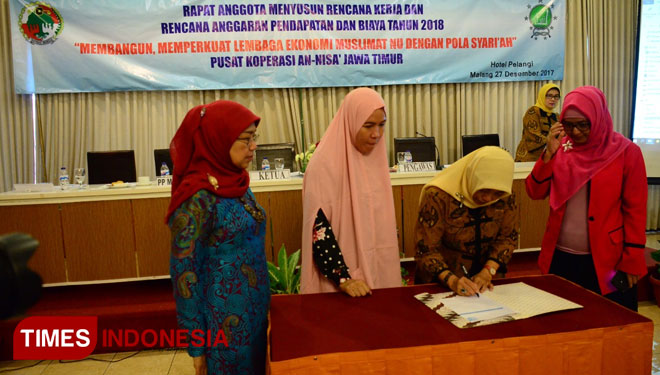 Penandatanganan MoU antara Medina dengan Pusat Koperasi An Nisa Koperasi Jawa Timur sebagai bentuk kerja sama yang dapat menunjang program serta meningkatkan kesejahteraan anggota Pukop An-Nisa. (FOTO: Adhitya Hendra/ TIMES Indonesia)