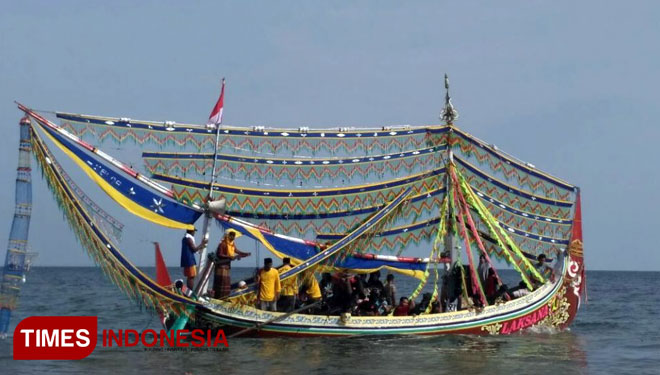 Warga Desa Dungkek Kabupaten Sumenep melepaskan perahu dari pantai dalam rangkaian rokat desa setempat. (FOTO: Busri Toha/TIMES Indonesia)
