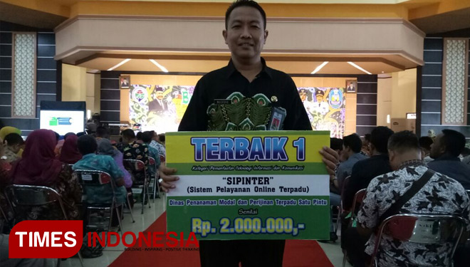 Kepala DPMPTSP Kabupaten Situbondo, Nogroho, saat menerima Penghargaan Terbaik 1 di Gor Situbondo, Kamis 28/12/2017 (FOTO: Fawaid Aziz/Times Indonesia)