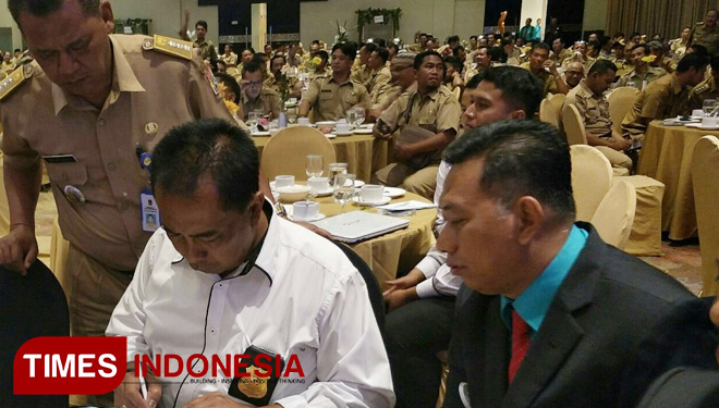 Joko Supratikno (kanan) bersama Kanit Tipikor Polres Malang Iptu Sutiyo ketika mengklarifikasi masalah pajak. (foto: Widodo Irianto/TIMES Indonesia)