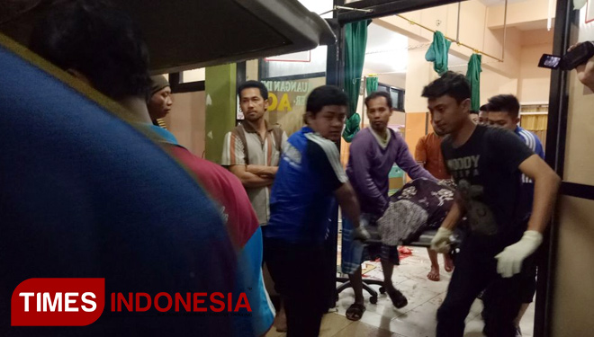 Korban meninggal dalam kecelakaan maut di Jalan Raya Desa Karang Gayam, Kecamatan Blega, Bangkalan, usai mendapat perawatan medis di Puskemas Blega, Jumat (29/12/2017) malam. (FOTO: Doni Heriyanto/TIMES Indonesia)