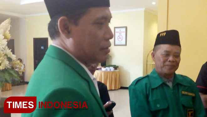 Ketua Dewan Pimpinan Wilayah (DPW) PPP Jawa Timur,  Musyaffa' Noer beserta Ketua DPC PPP, H. Usman Ihsan saat menjawab pertanyaan jurnalis. (FOTO: Rudi Mulya/TIMES Indonesia)