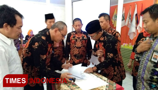 Penandatanganan Ketua KPU Kabupaten Probolinggo, pada penyerahan Verifikasi Faktual Pasangan JADI. (FOTO: Dicko W/TIMES Indonesia)