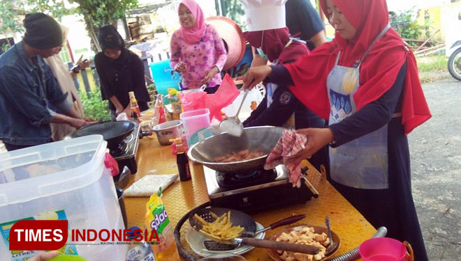 Para anggota Himpunan Mahasiswa Bontang (HMB) Cabang Bontang yang mengikuti lomba memasak di Sekretariat HMB Bontang tadi sore, Minggu (31/12/2017). (FOTO: Hariadi/ TIMES Indonesia)