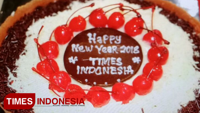 Salah satu kue terang bulan bertemakan perayaan tahun baru 2018 bertuliskan TIMES Indonesia. (FOTO: Akmal/TIMES Indonesia)