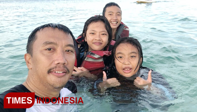 Menteri Pemuda dan Olahraga Nikmati Tahun Baru Sambil Renang di Laut Tabuhan