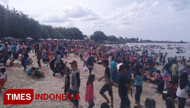 Pengunjung Wisata Pasir Putih Desa Dalegan, Kecamatan Panceng, Kabupaten Gresik, Jawa Timur, Senin (01/01/2018). (FOTO: Akmal/TIMES Indonesia)