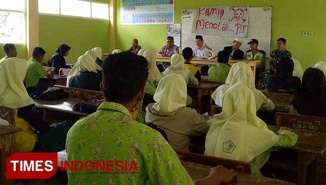 MWC bersama para pimpinan yayasan, saat melakukan mediasi dengan para murid. (FOTO: Erwin Wahyudi/TIMES Indonesia)