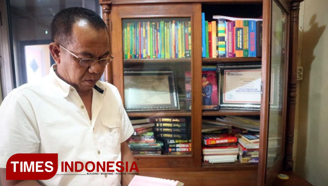 Edi Nasrul SH, berharap toko buku kembali ramai dan menjadi rujukan saat memasuki tahun ajaran baru, Kamis (4/1/2018). (FOTO: Lely Yuana/ TIMES Indonesia)