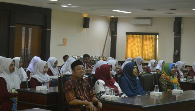 Para siswa SMKN 6 Jember mengikuti diskusi saat berkunjung ke Universitas Jember, Kamis, (4/1/2018). (FOTO: Humas UNEJ)