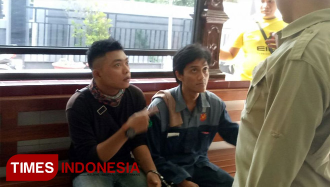 Kedua pelaku diamankan Unit Reskrim Polsek Semanding paska kejadian pencurian, Jumat (05/01/218). (FOTO: Safuwan/TIMES Indonesia)