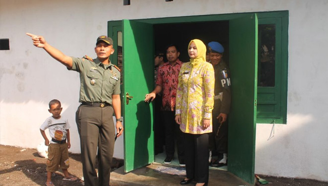 Bupati Jember dr Faida melihat-lihat markas baru Koramil Mayang. (FOTO: Istimewa)