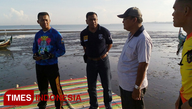 Kapolres Situbondo AKBP Sigit Dany Setiyono SH. SIK. MSc (Eng) bersama anggotanya mengujungi wisata Grand Pathek milik BUMDes Gelung Kecamatan Panarukan, Jumat (5/1/2018). (FOTO : Uday/TIMES Indonesia).