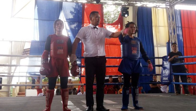 Salah satu atlet perempuan Muaythai Kabupaten Probolinggo Jatim, saat memenangkan Kejurnas di Bogor.(FOTO: Istimewa)