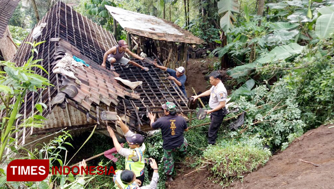Dua Rumah dan Kandang Sapi Tersapu Tanah Longsor di Poncokusumo