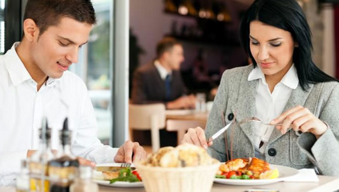 ILUSTRASI - Makan Siang (FOTO: Shutterstock)