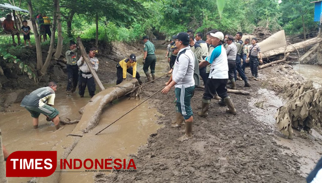 Bencana Banjir Di Jakarta Ketua FPKB Bersihkan Rumah Warga di  Lokasi Bencana  Banjir  