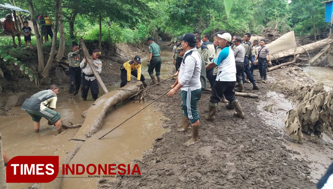 Bencana Banjir Di Jakarta Ketua FPKB Bersihkan Rumah Warga di  Lokasi Bencana  Banjir   Bencana Banjir Di Jakarta Ketua FPKB Bersihkan Rumah Warga di  Lokasi Bencana  Banjir