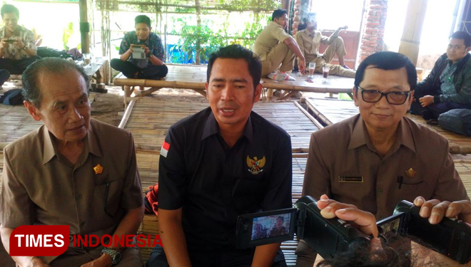 Sekretaris DPC Gerindra Kota Probolinggo, Hamid Rusdi (tengah) saat jumpa pers (FOTO: M.Iqbal/ TIMES Indonesia)