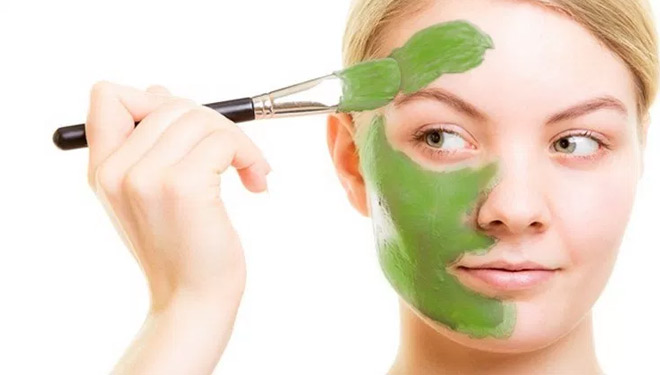 ILUSTRASI. Mengatasi masalah wajah berminyak dengan masker seledri. (FOTO: abeautyhub.com)