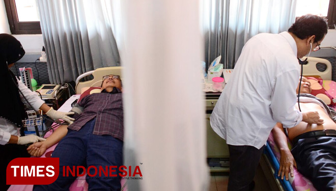 Bakal pasangan calon Bupati dan Wakil Bupati Bondowoso H Achmad  Dhafir - H Hidayat bersiap menjalani pemeriksaan kesehatan di RS Saiful Anwar, Rabu (10/1/2018). (FOTO: Adhitya Hendra/TIMES Indonesia)