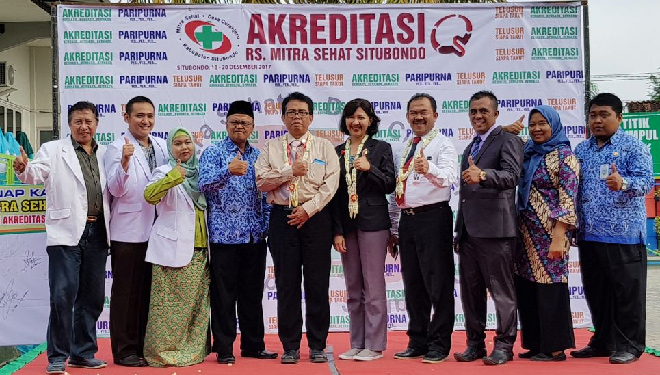 Tim surveyor dari KARS berfoto bersama dengan Kepala Dinkes, Abu Bakar Abdi (empat dari kiri), Owner RS Mitra Sehat, Imam Hidayat (dua dari kanan), Direktur RS Mitra Sehat, dr Divi Mardiana (tiga dari kiri) dan tim akreditasi rumah sakit. (FOTO: Owner RS)