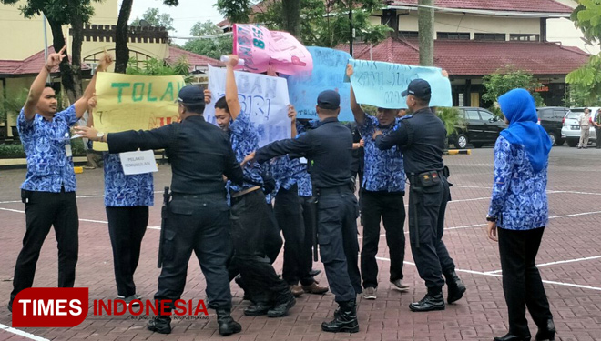 Simulasi penanganan unjukrasa PT Pindad pada HUT ke 37 Satpam di Mapolres Malang. (FOTO: Widodo Irianto/TIMES Indonesia)