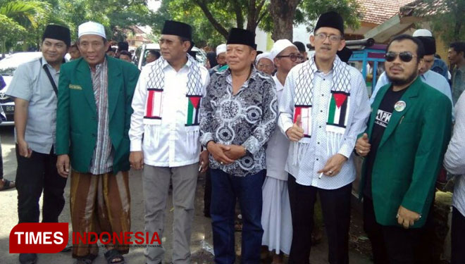 Wakil Ketua DPC PKB Bangkalan, Hotib Marzuki (paling kiri) saat mendampingi pasangan calon bupati dan wakil bupati Bangkalan KH Imam Buchori Kholil-KH Mondir A Rofii. (FOTO: Doni Heriyanto/TIMES Indonesia)