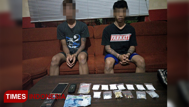 Pemuda pengedar pil Double L dan barang bukti yang disita polisi. (FOTO: Widodo/TIMES Indonesia)