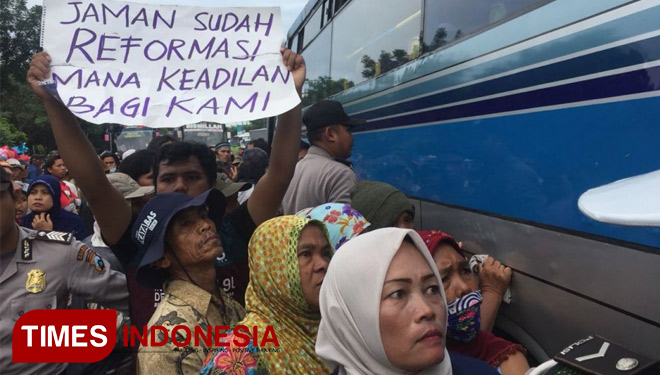 Sejumlah warga memblokade jalur Pantura Probolinggo (FOTO: Happy/TIMES Indonesia)