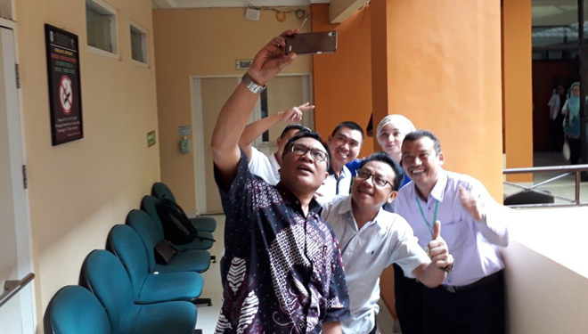 Ketiga paslon kepala daerah Kota Malang melakukan Wefie sebelum menjalani pemeriksaan kesehatan. (FOTO: Istimewa)