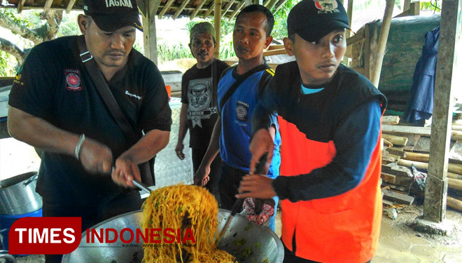 Bergabung dengan Relawan, Pelajar NU Banyuwangi Bantu Korban Banjir