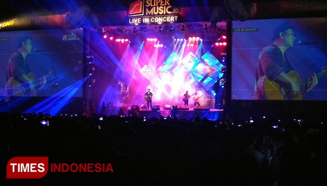 Suasana konser grup Band Padi di Amphiteather Taman Candra Wilwatikta, Kecamatan Pandaan, Kabupaten Pasuruan, Jumat (12/1/2018). (FOTO: Robert/ TIMES Indonesia)