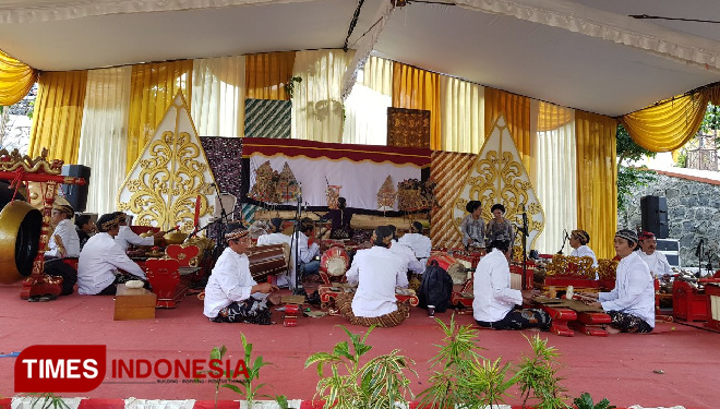 Menampilan Wayang Jawa dalam pernikahan dr Yeremia Prawiro Mogart Runtuh dengan drg Dipa Elyana, di Kota Batu, Jawa Timur, Sabtu (13/1/2018). (FOTO: TIMES Indonesia)